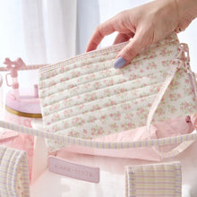Load image into Gallery viewer, Case Mate Quilted Ditsy Floral Jelly Tote
