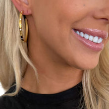 Load image into Gallery viewer, Chansutt Pearls the Kylie Hoops
